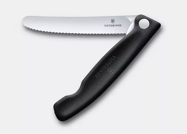 Nóż składany ząbkowany 11 cm Victorinox - Swiss Classic Czarny V.SC.B.6.7833.F Nóż składany ząbkowany 11 cm Victorinox - Swiss Classic Czarny V.SC.B.6.7833.F