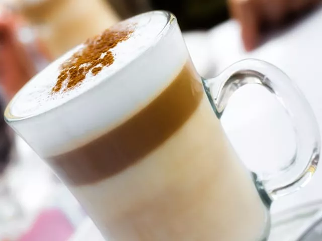 Szklanki do latte z uchem czy bez: co wygodniejsze przy spienionym mleku?